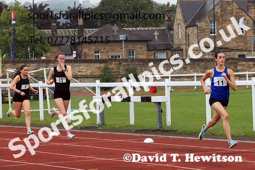 Girls 1500 metres, 2025 Northumberland Schools Track and Fields, Wentworth, Hexham. Photo: David T. Hewitson/Sports for All Pics